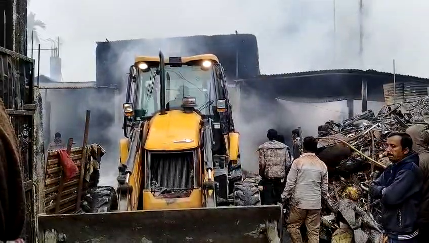 Jalpaiguri || A terrible fire broke out in an iron shop, firefighters were busy extinguishing the fire.