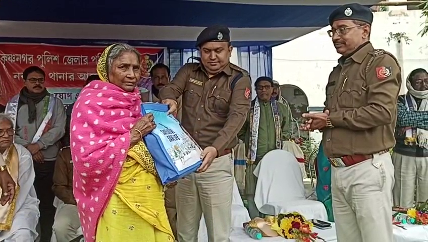 Police distributed blankets among the needy
