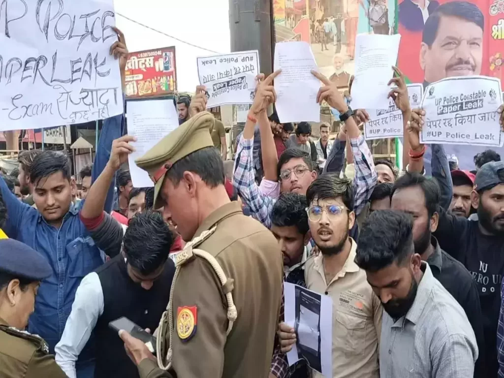 Protest of candidates continues demanding cancellation of UP Police recruitment exam.