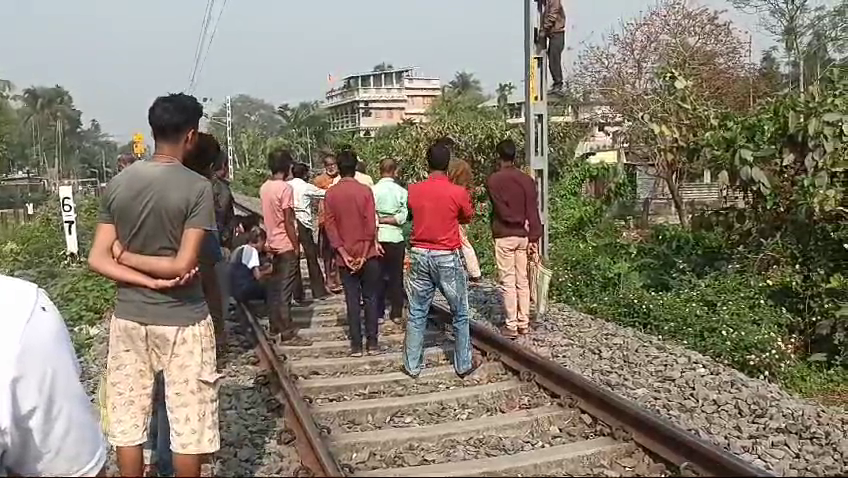 Dead body of young man found hanging from railway electric pole, sensation