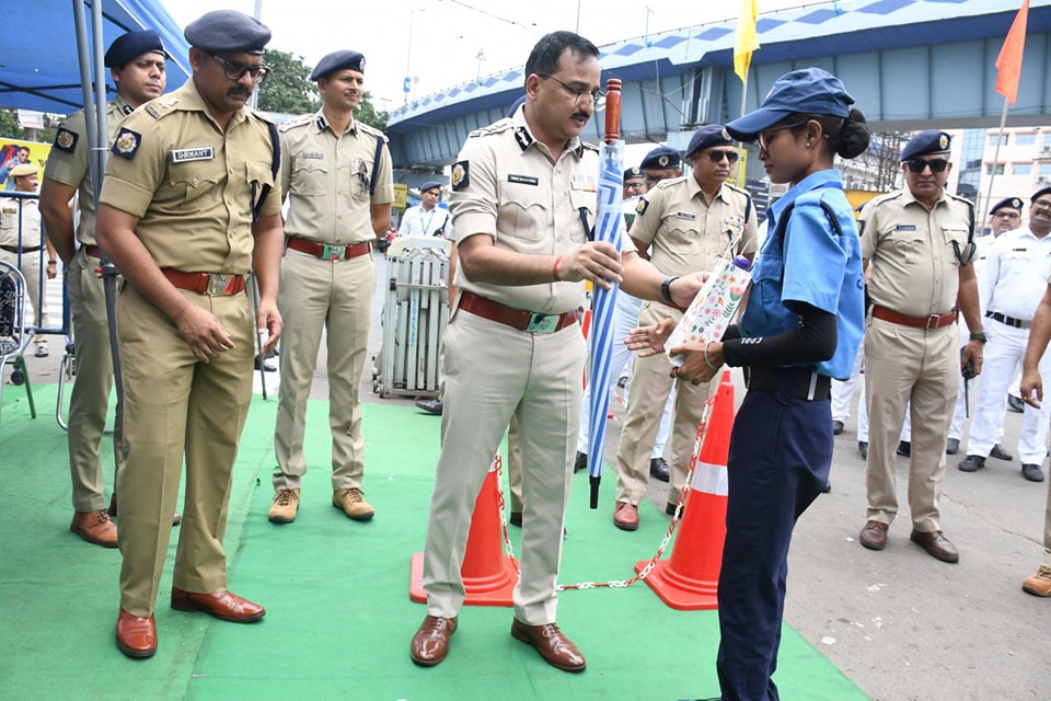 Kolkata .. Summer kit distributed among traffic police personnel for relief from scorching heat