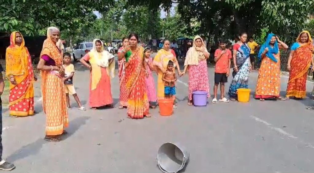 Jalpaiguri. People announced election boycott with the slogan 'No water, no vote'