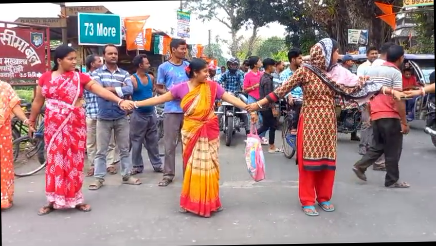Jalpaiguri. Women blocked roads demanding drinking water