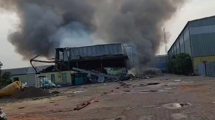 Dankuni.. Warehouse destroyed by massive fire