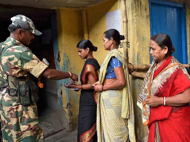 Election Commission received 282 complaints in the first three hours of voting in Bengal