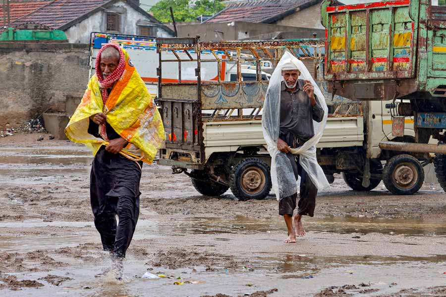 6 people died due to heavy rain and storm in Bengal
