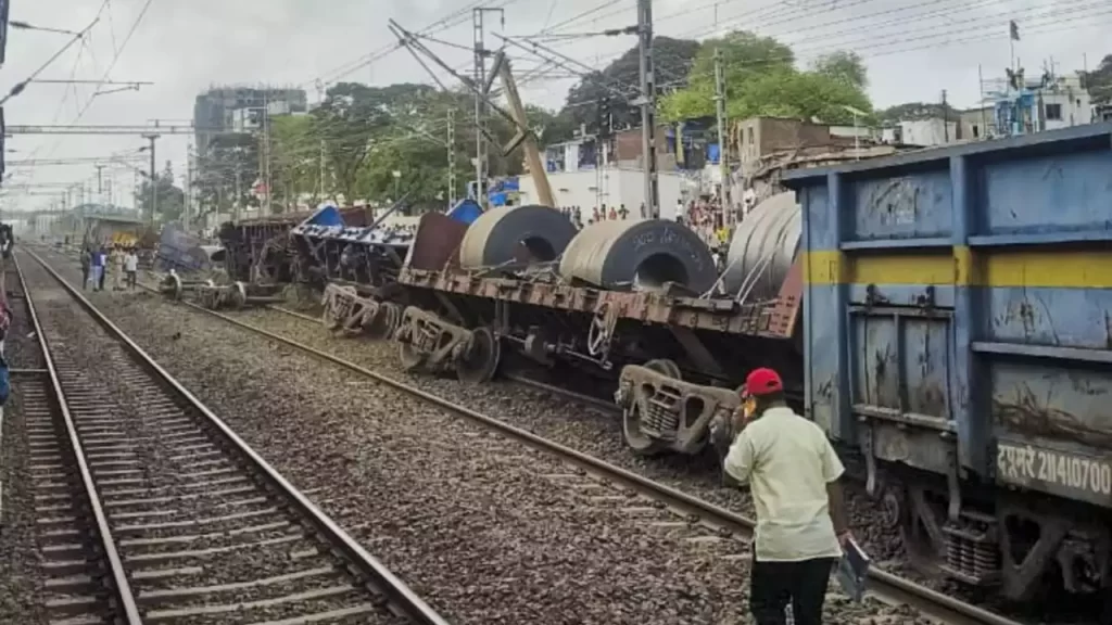 Rail traffic affected due to derailment of goods train near Mumbai