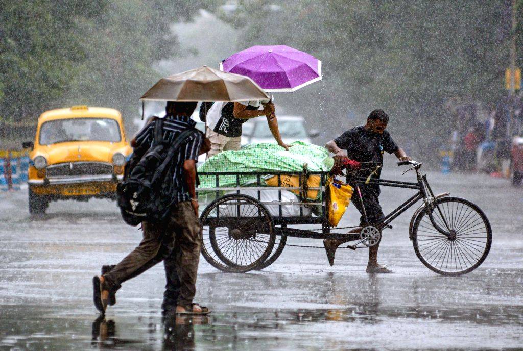 Remal Cyclone: ​​Heavy rain in Kolkata disrupts life, traffic closed