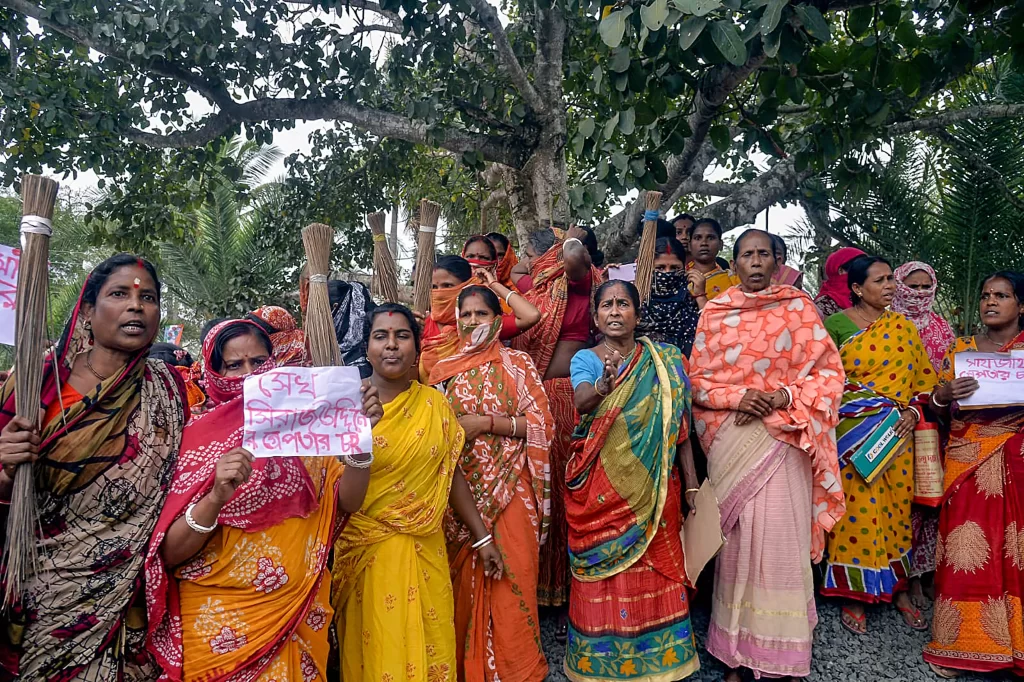 Women are not allowing police and Trinamool leaders to enter Sandeshkhali