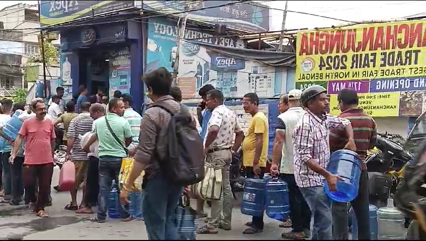 There is a hue and cry for drinking water in Siliguri, long queues for water