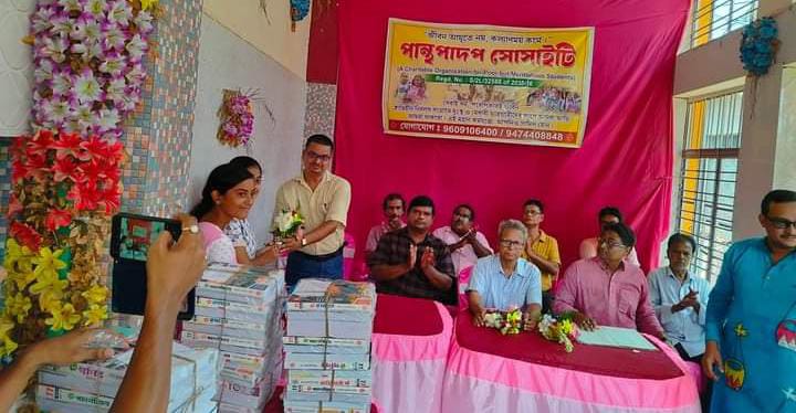 Medinipur: Goodwill was seen in the book distribution ceremony of social organization 'Panthapadap' Society